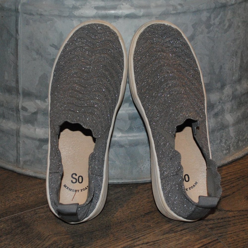 SO Everly Girls Grey Slip On Flat Shoes Size 3
